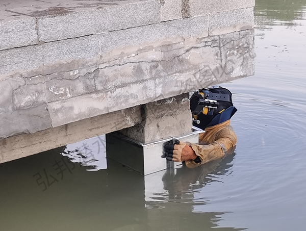 長春某公園進行橋墩加固工作